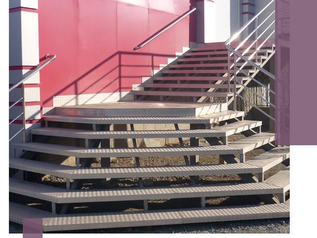 Лестницы для магазина в Нижнем Тагиле — изготовление и монтаж