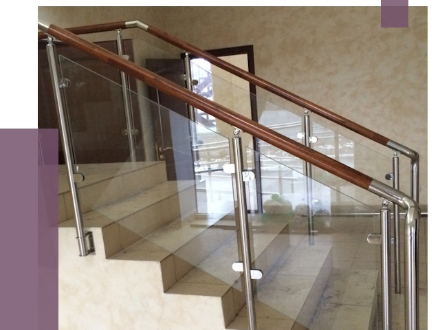 Комбинированные перила из металла и дерева в Нижнем Тагиле